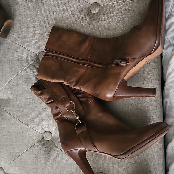 🌟 Mid Calf Brown Genuine Leather Coach Boots With Gold Accents Size 9 🌟 - Picture 6 of 9